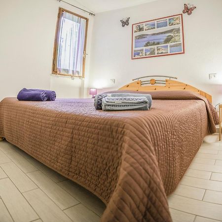 Purple House, 30M To Beach Pula Bagian luar foto
